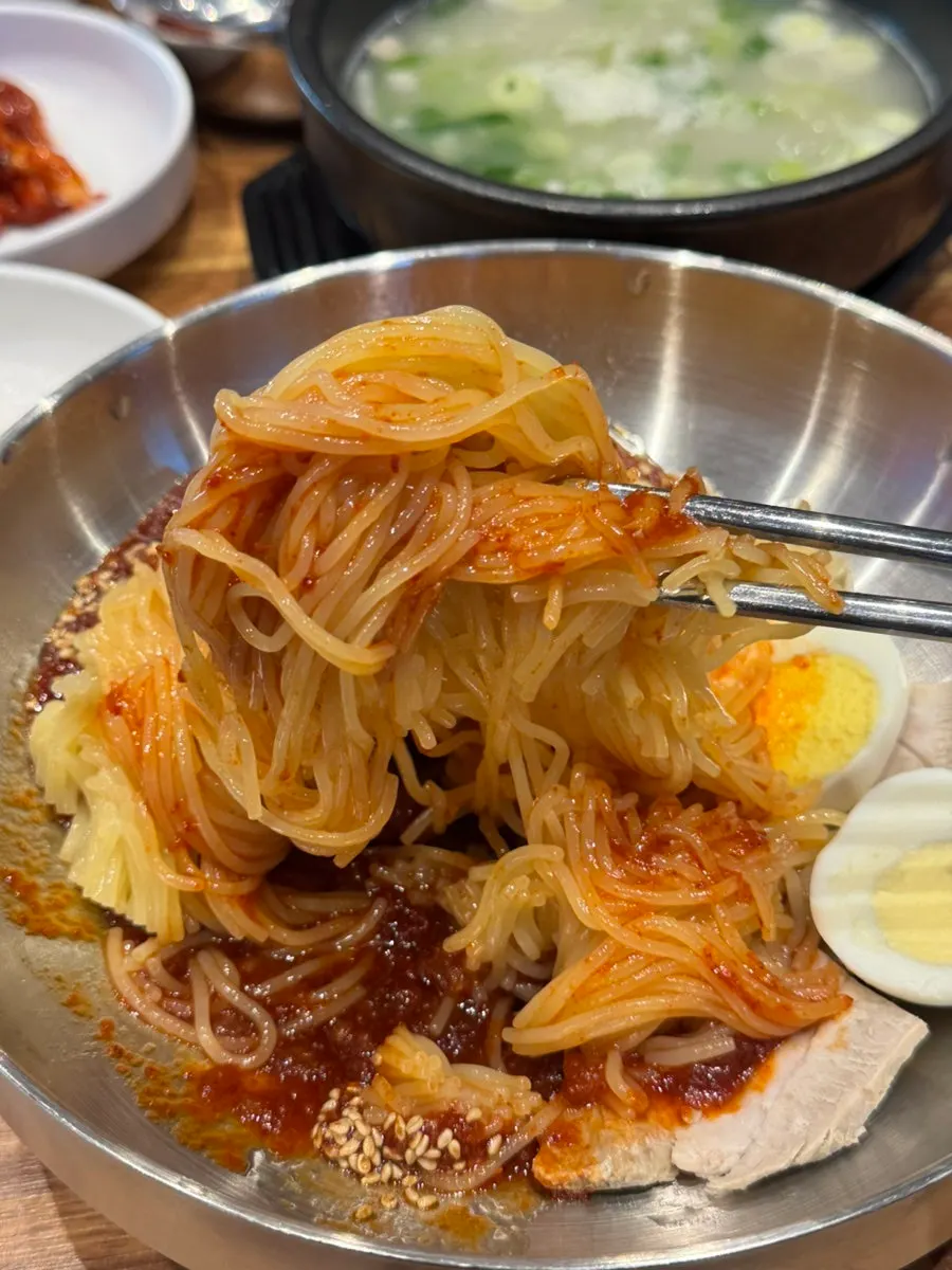 밀면 육수와 면을 섞은 모습