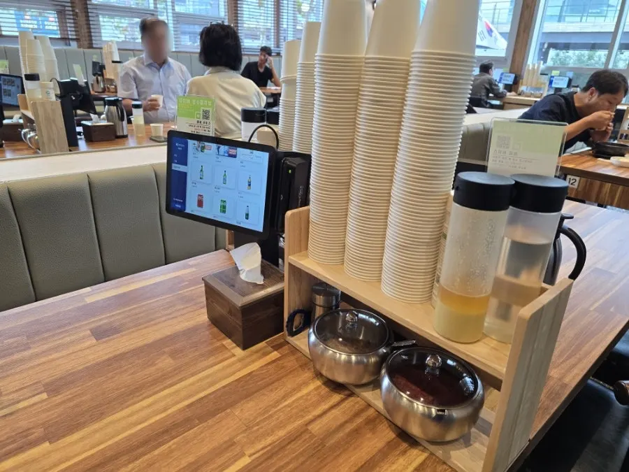 여러 명이 앉을 수 있는 일반 테이블 좌석