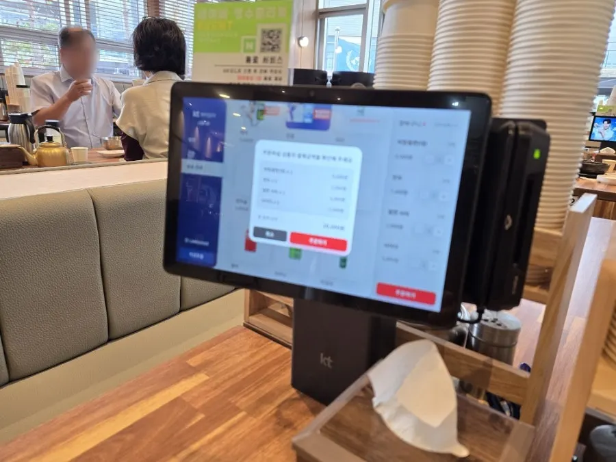 주문을 기다리는 테이블 세팅
