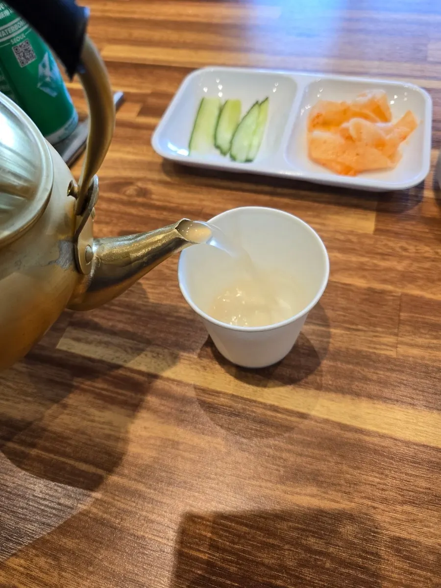 밀면집 따뜻한 육수 한 잔