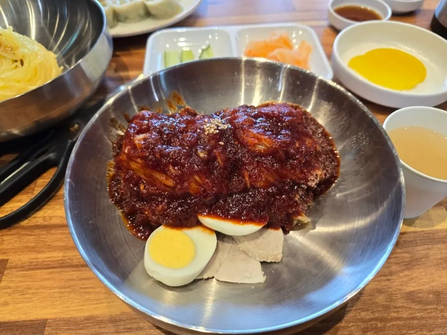 스테인리스 그릇에 담긴 비빔밀면 곱빼기