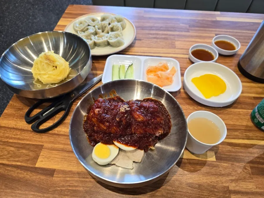 비빔밀면 위에 올라간 삶은 계란과 고기