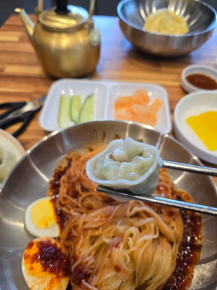 가위로 면을 자르는 비빔밀면