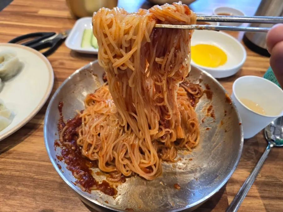 양념과 골고루 비빈 비빔밀면 면발