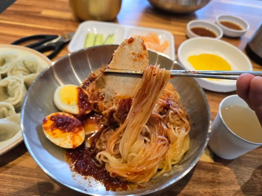 무절임을 곁들인 비빔밀면 한입