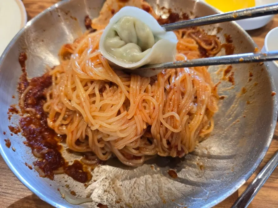 비빔밀면 양념에 올린 만두 한 개