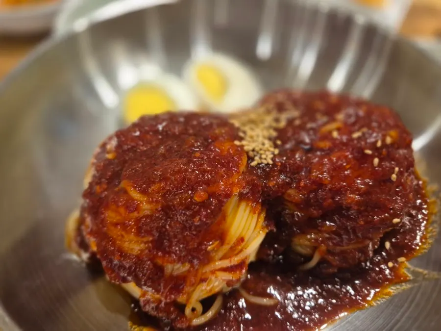 양념이 올라간 비빔밀면 한 그릇