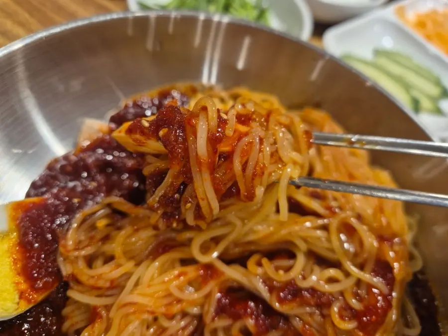 양념을 비벼낸 비빔밀면 면발