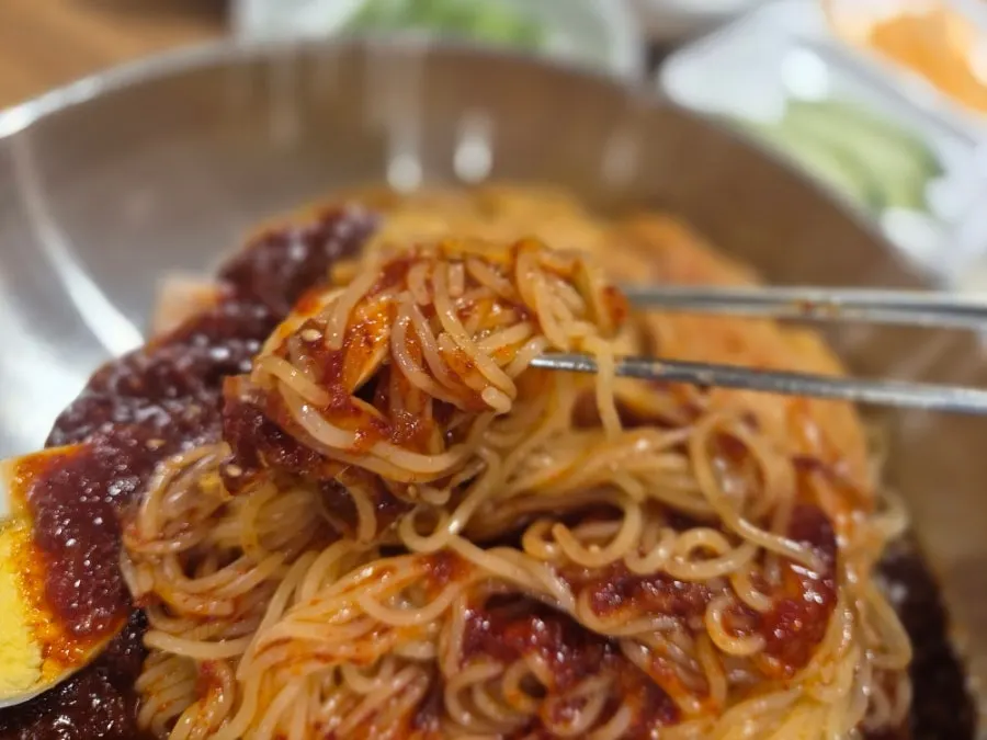 젓가락으로 들어올린 비빔밀면