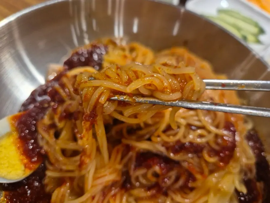 쫄깃한 비빔밀면 면발 모습
