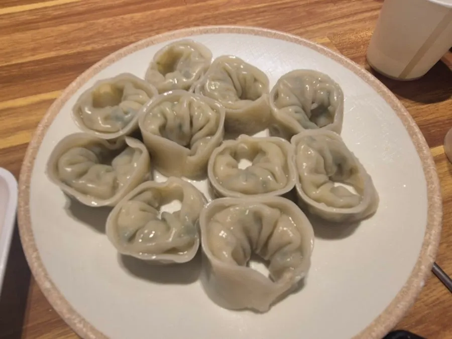 비빔밀면과 함께 곁들인 만두
