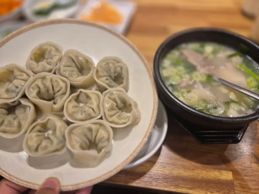 접시에 담긴 만두