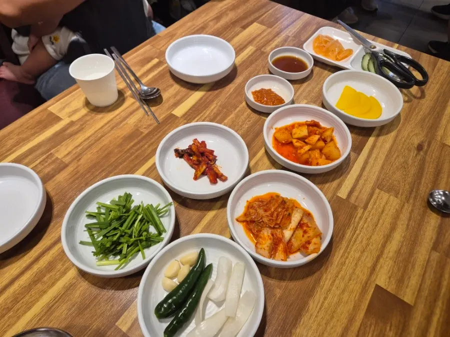 젓가락으로 건져 올린 밀면 면발