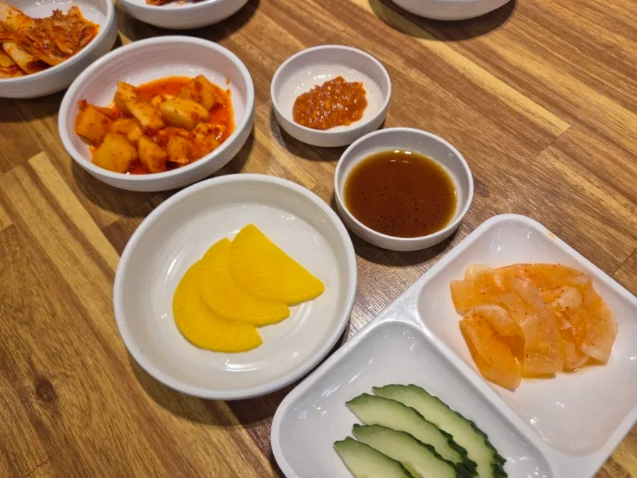 차가운 육수에 풀어낸 밀면