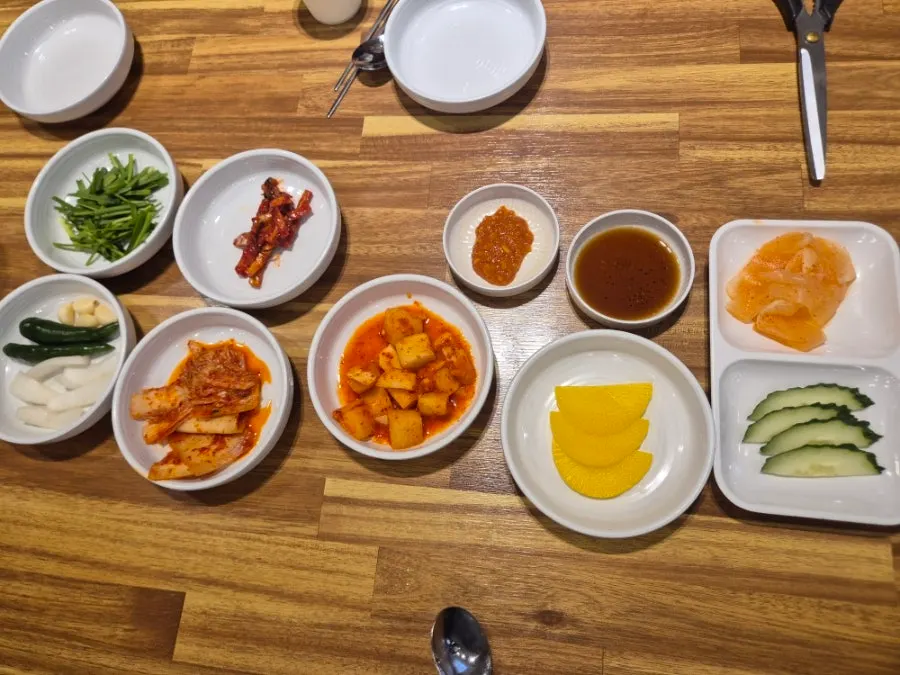 밀면 그릇을 위에서 내려다본 모습