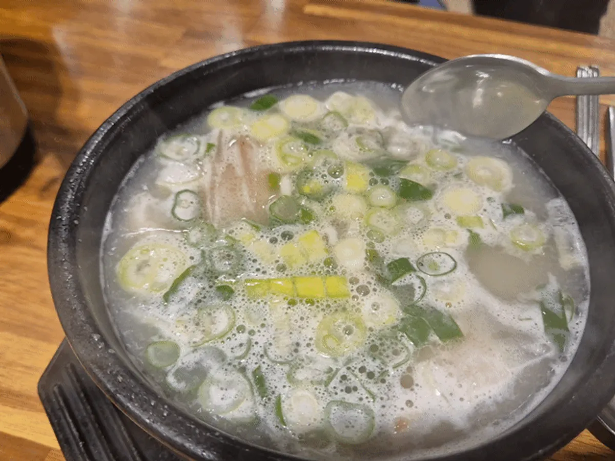 뜨끈한 국물의 돼지국밥 한 그릇