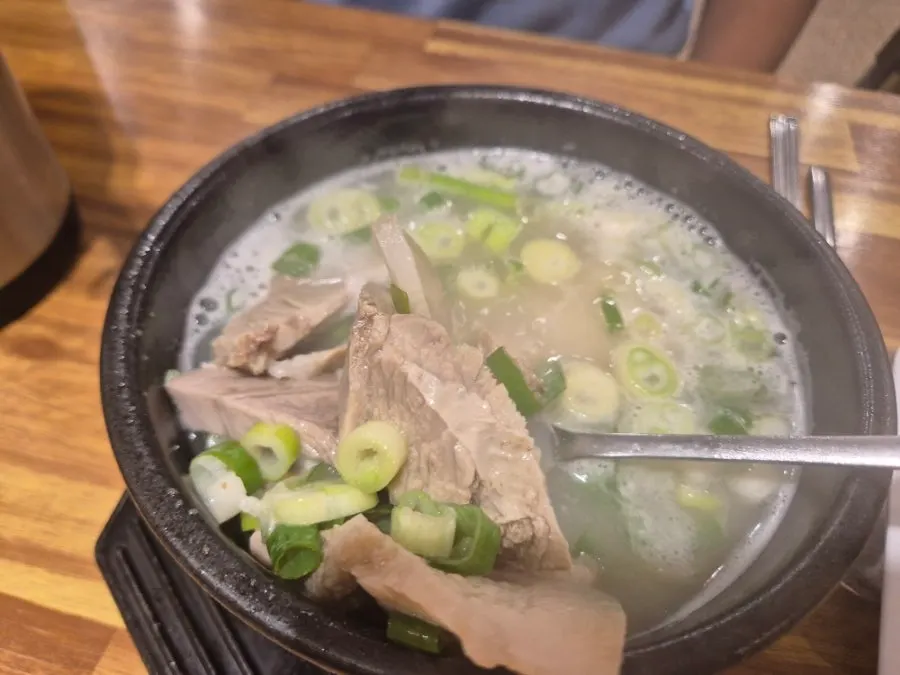 돼지국밥 고기와 국물 클로즈업