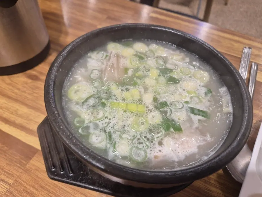 밀면과 돼지국밥이 함께 올라간 테이블