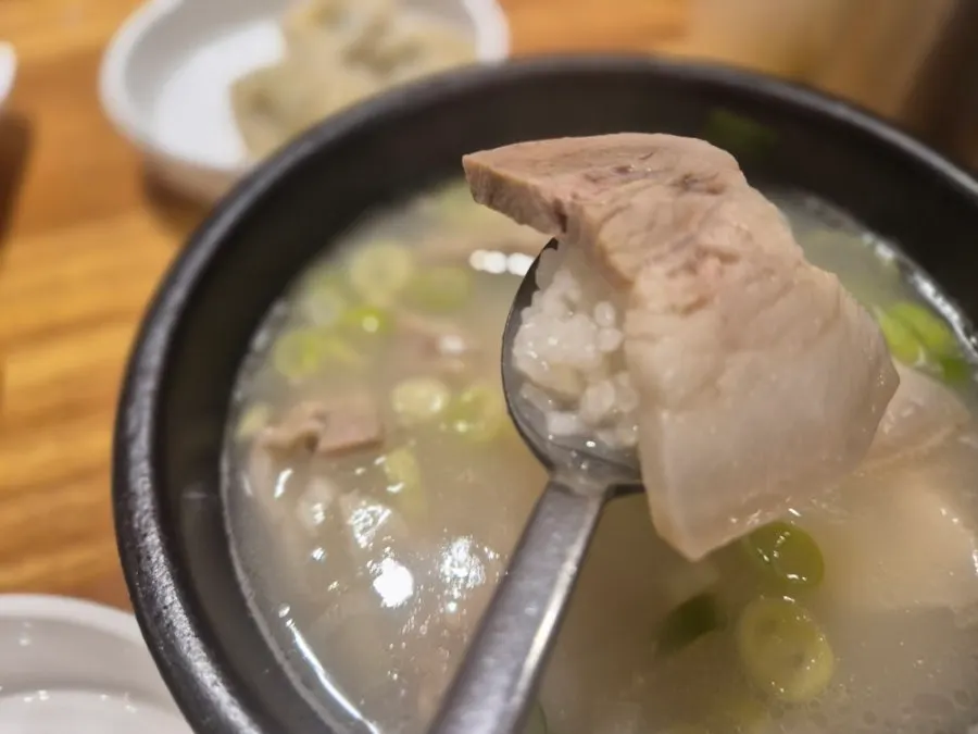 돼지국밥을 숟가락으로 떠올린 모습