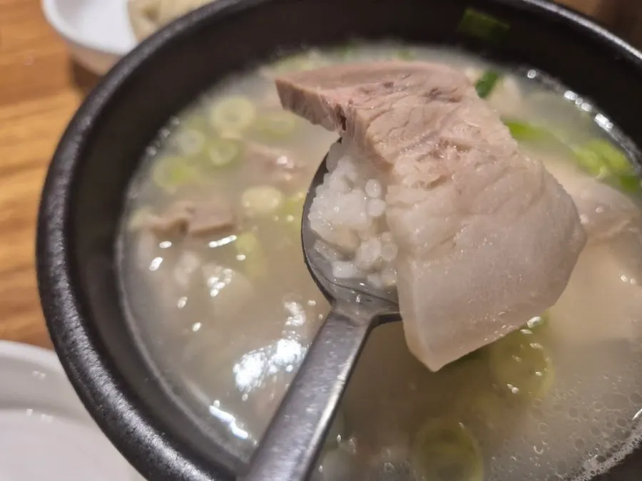 밀면 돼지국밥 만두를 함께 차린 한 상