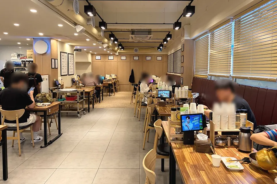 Spacious, comfortable seating inside Yeongdong Milmyeon & Dwaeji Gukbap
