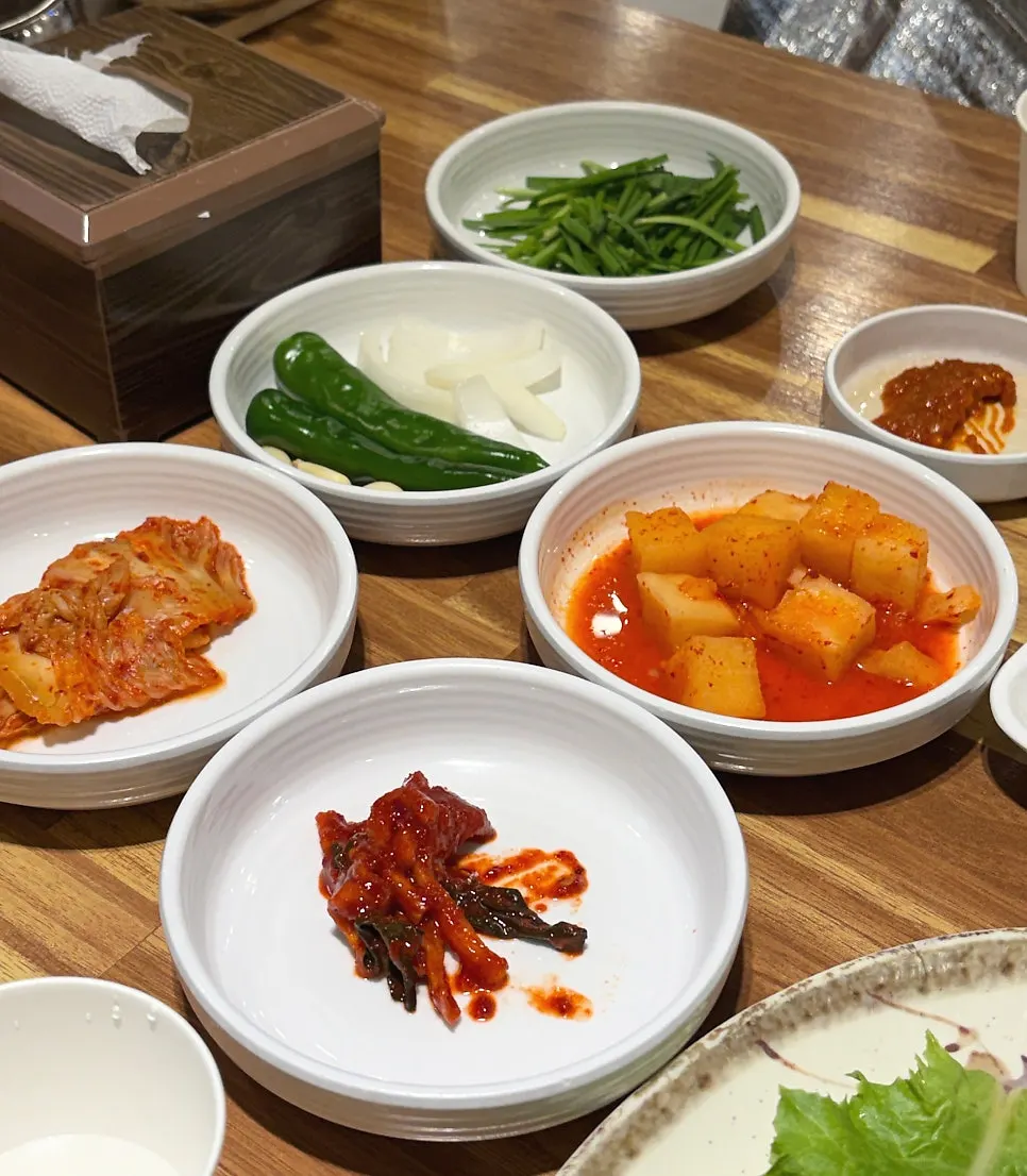 Kimchi, mumallaengi, lettuce, and chive side dishes