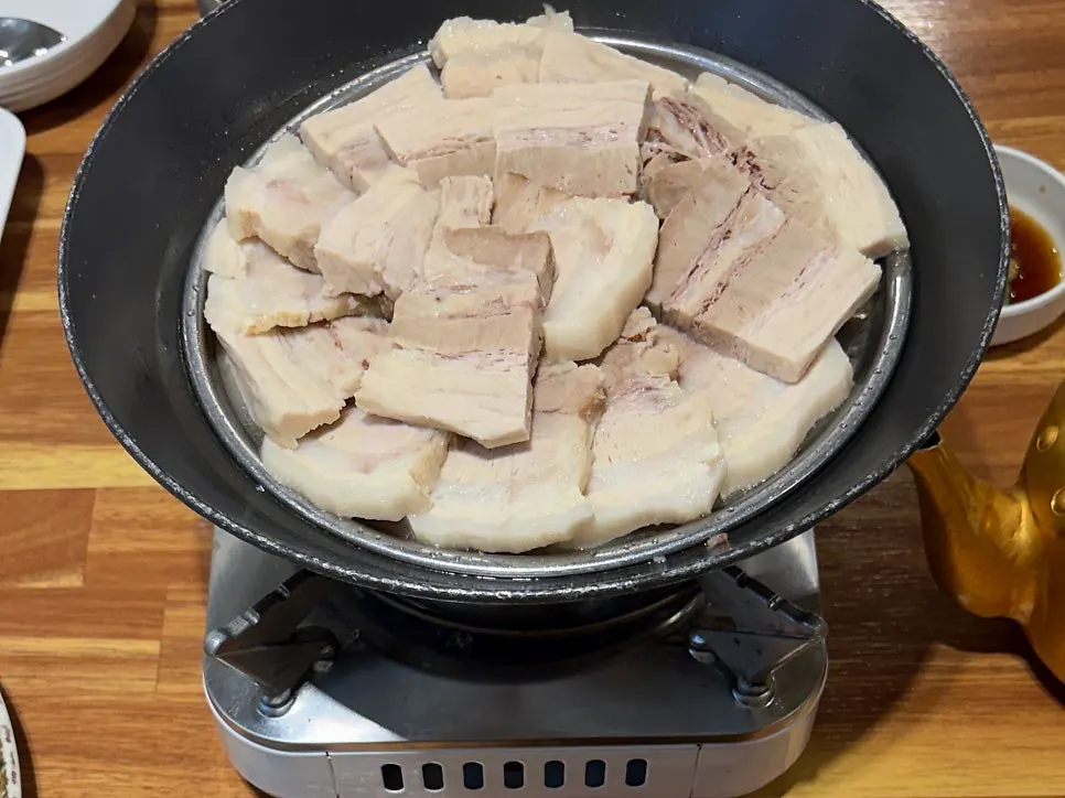 Small-size suyuk served on a steamer over a burner