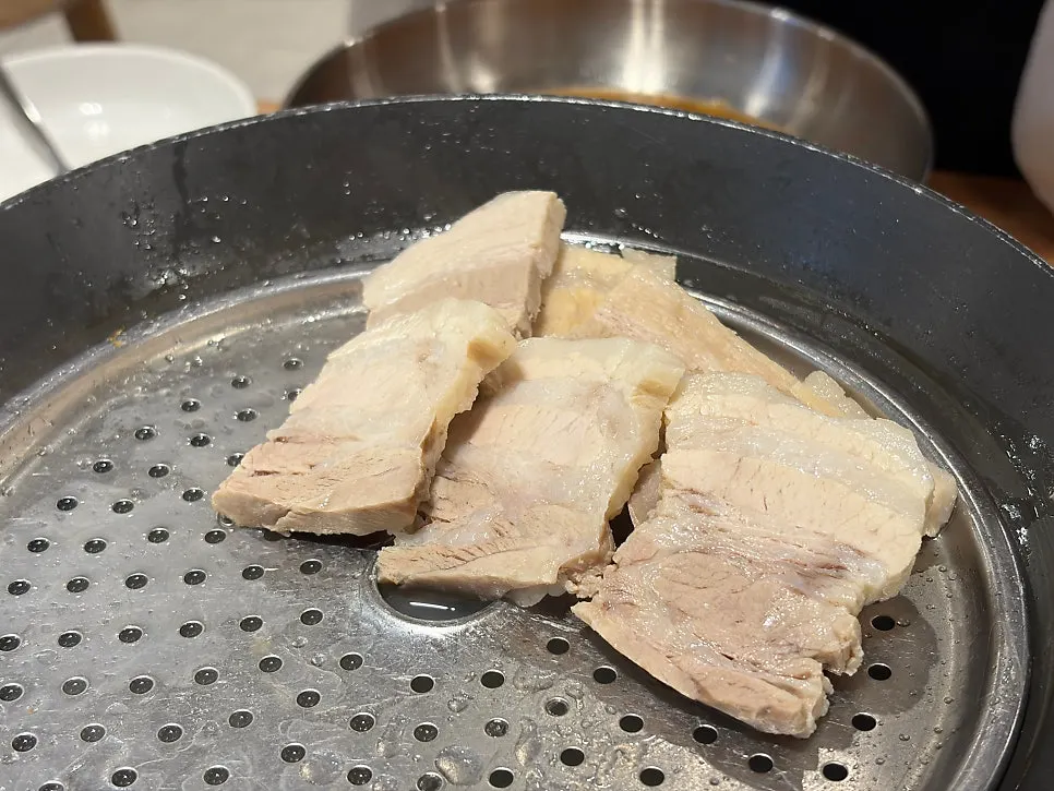 A piece of suyuk showing the lean meat and fat ratio