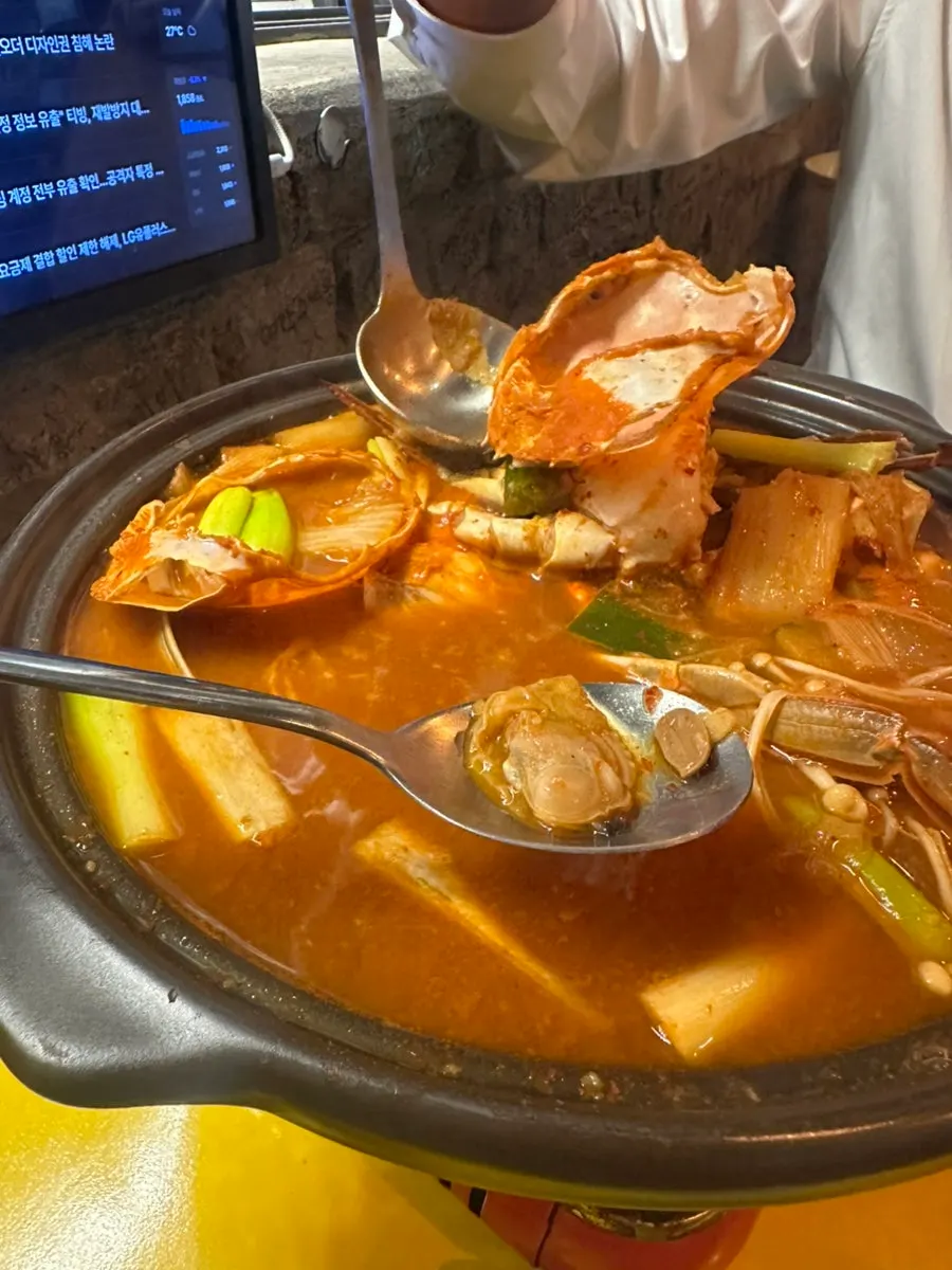 Clams cooked in the crab stew