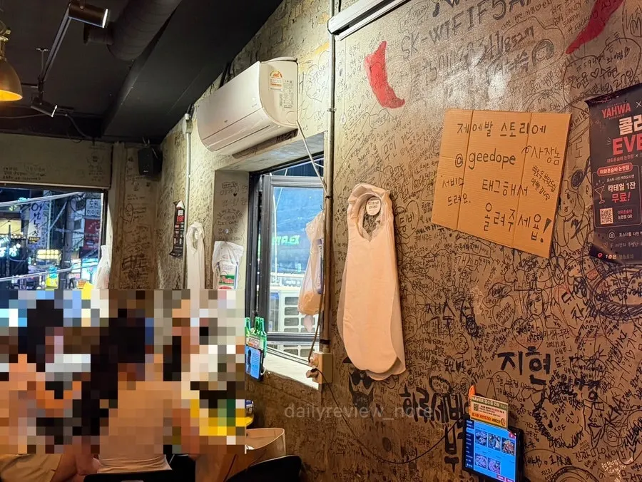 노란 원형 테이블이 놓인 영동포차 내부
