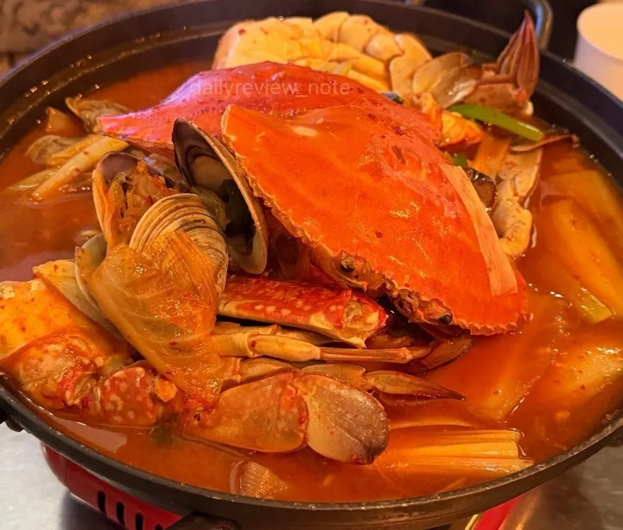 냄비에 담겨 나온 영동포차 꽃게탕