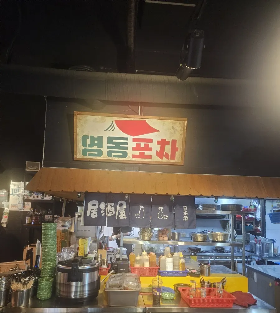 나무 색감이 돋보이는 영동포차 실내