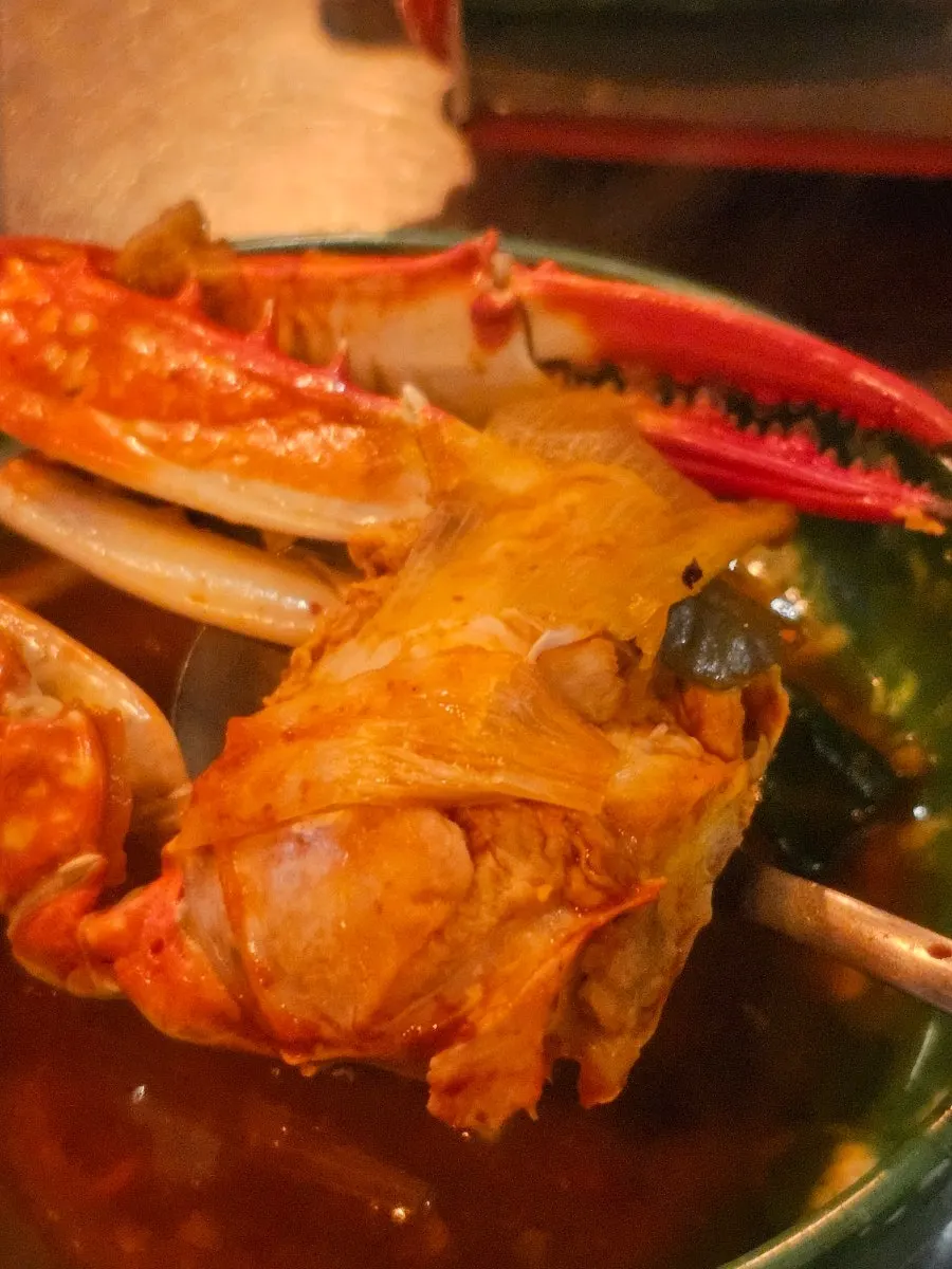 발라낸 게살과 꽃게탕 국물
