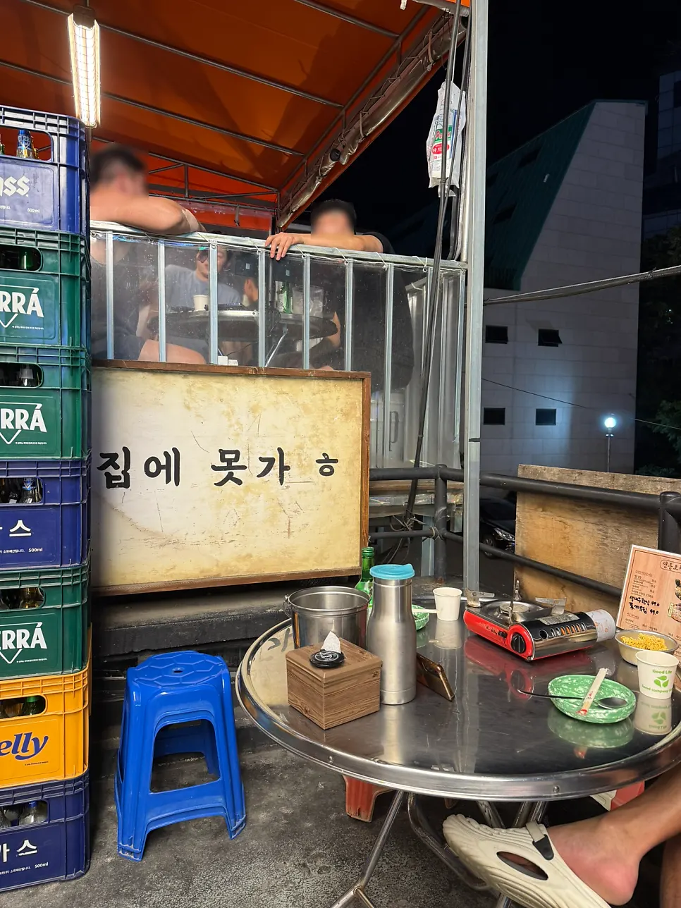 Round table in Yeongdong Pocha’s terrace outdoor area