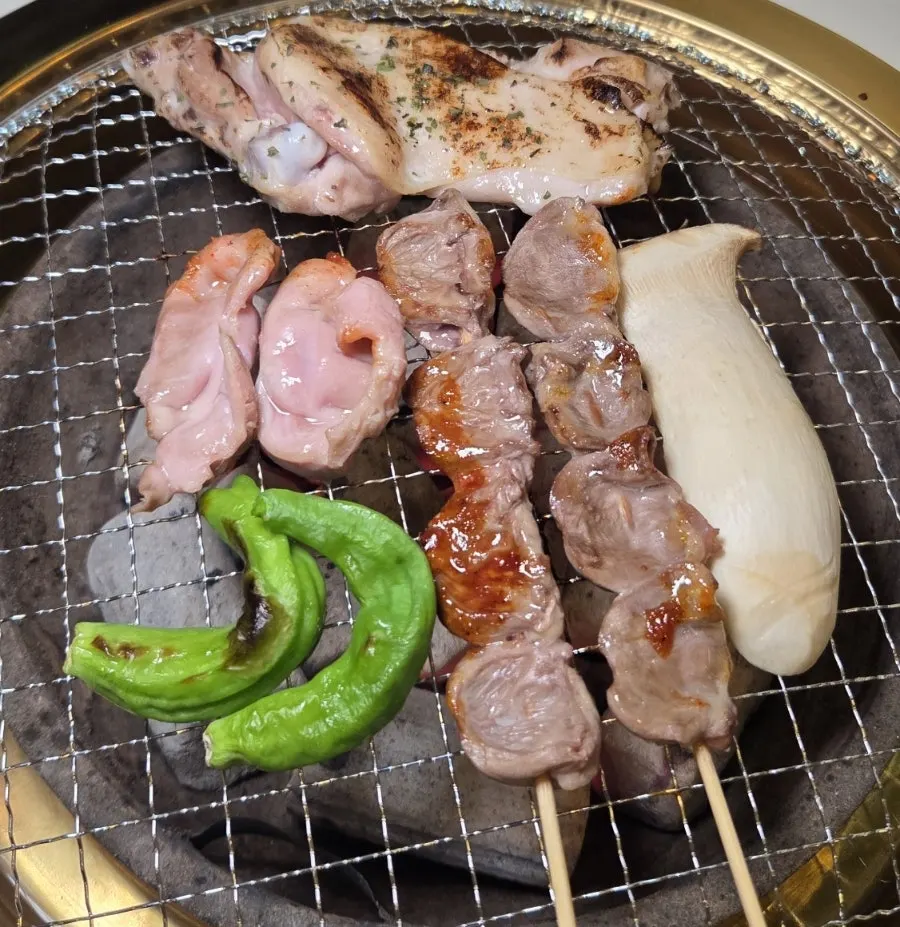 불판 위에서 익어가는 염통과 모래집
