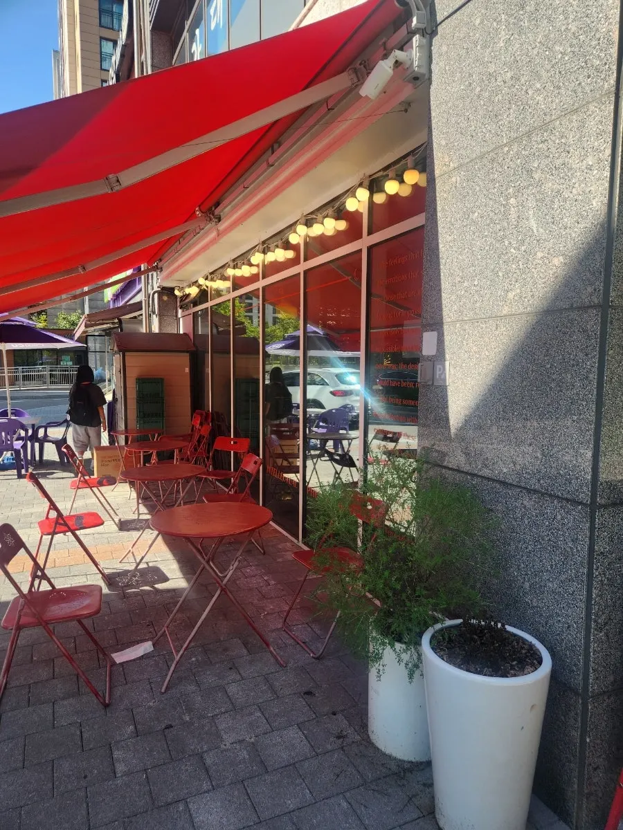 5PM 선셋아워 카페 입구와 야외 좌석