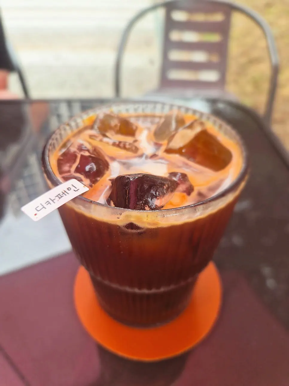 테라스에 차려진 소금빵과 버터떡, 음료