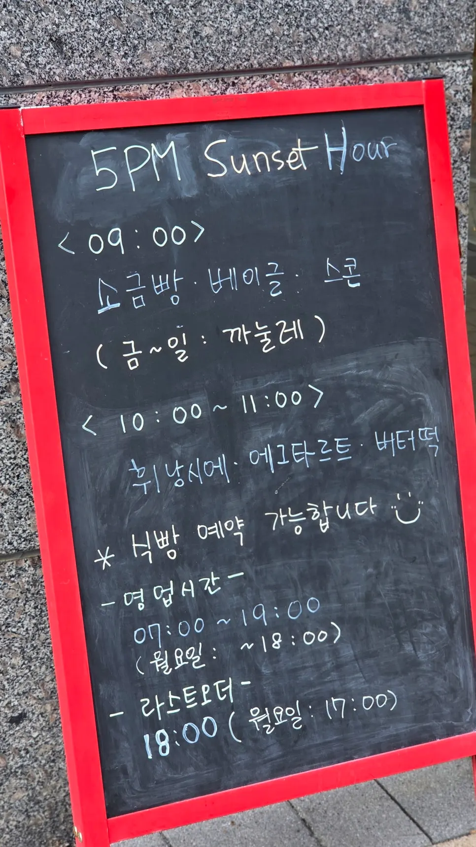 카페 내부 좌석과 인테리어