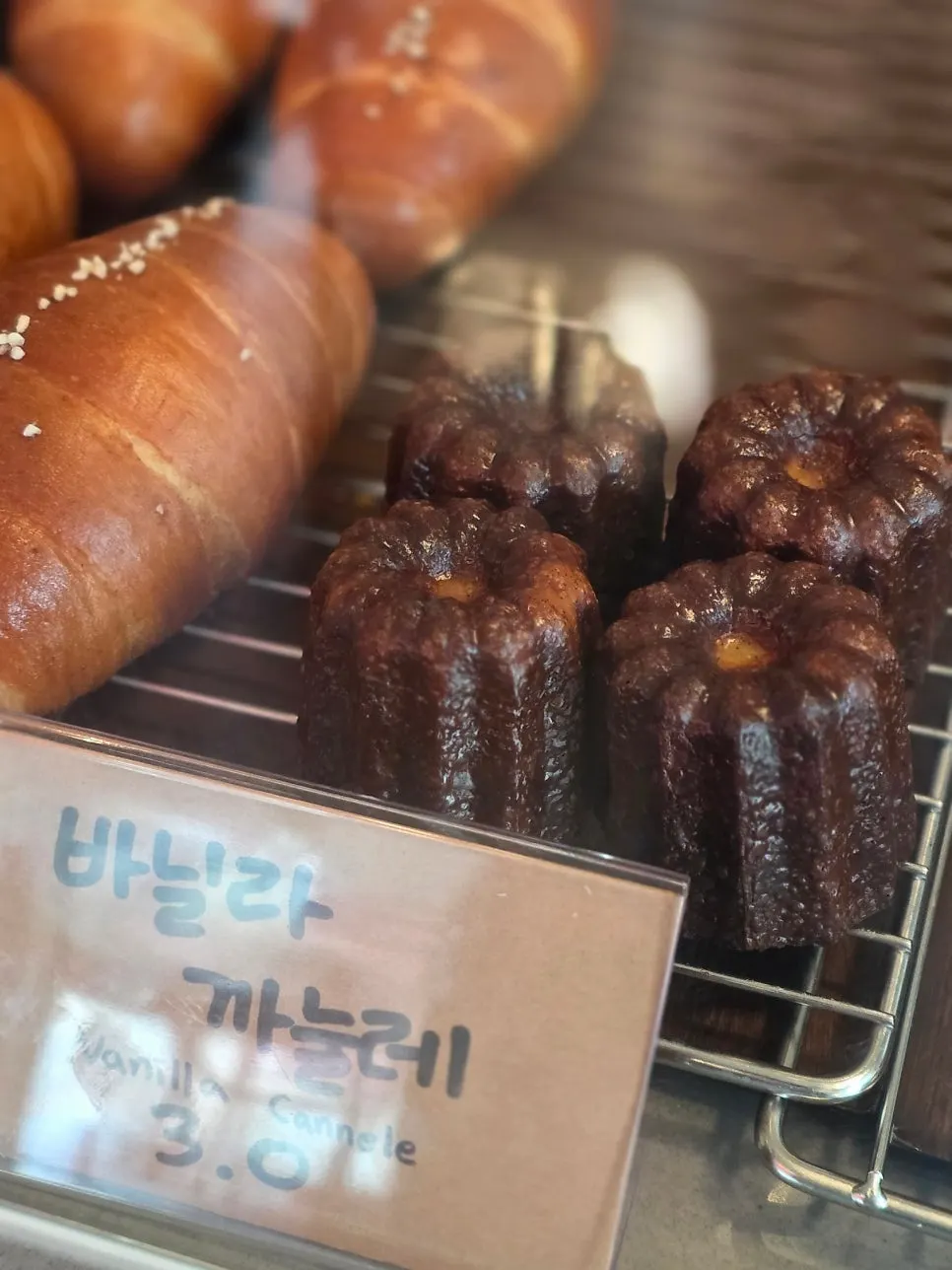 반으로 자른 까눌레 단면