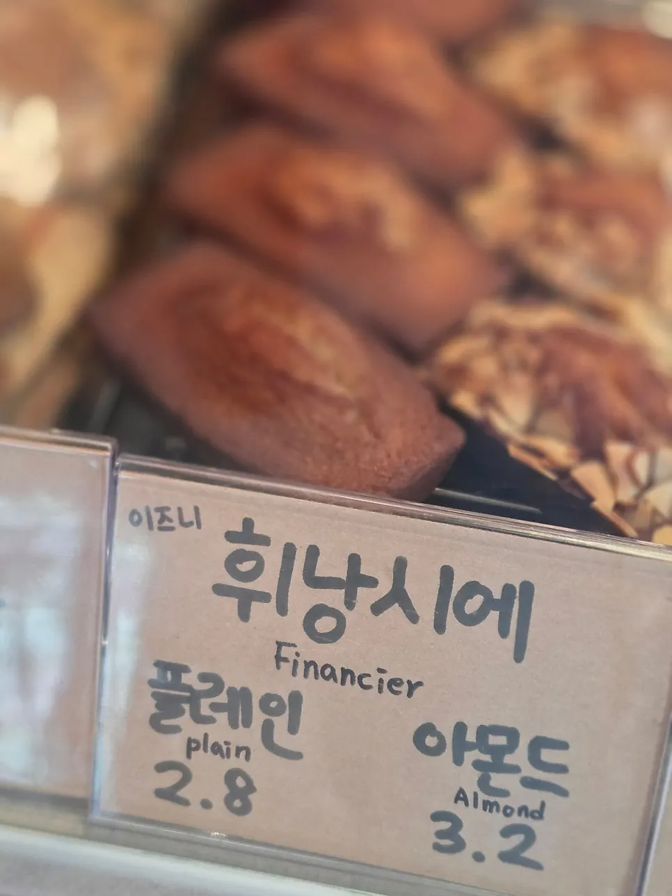 디저트를 집어 먹는 테이블 풍경