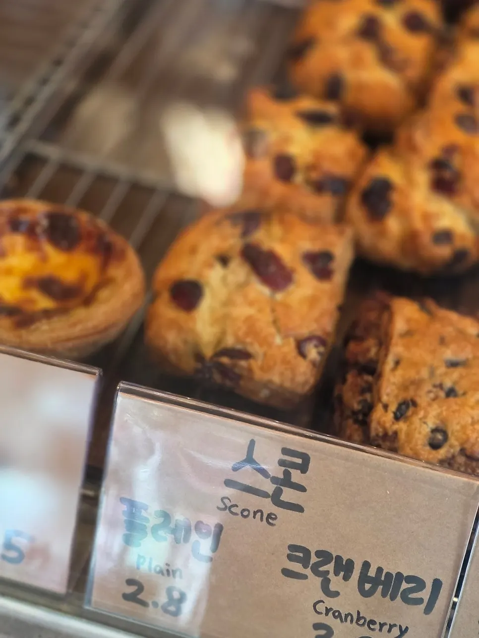 거의 비워진 디저트 접시
