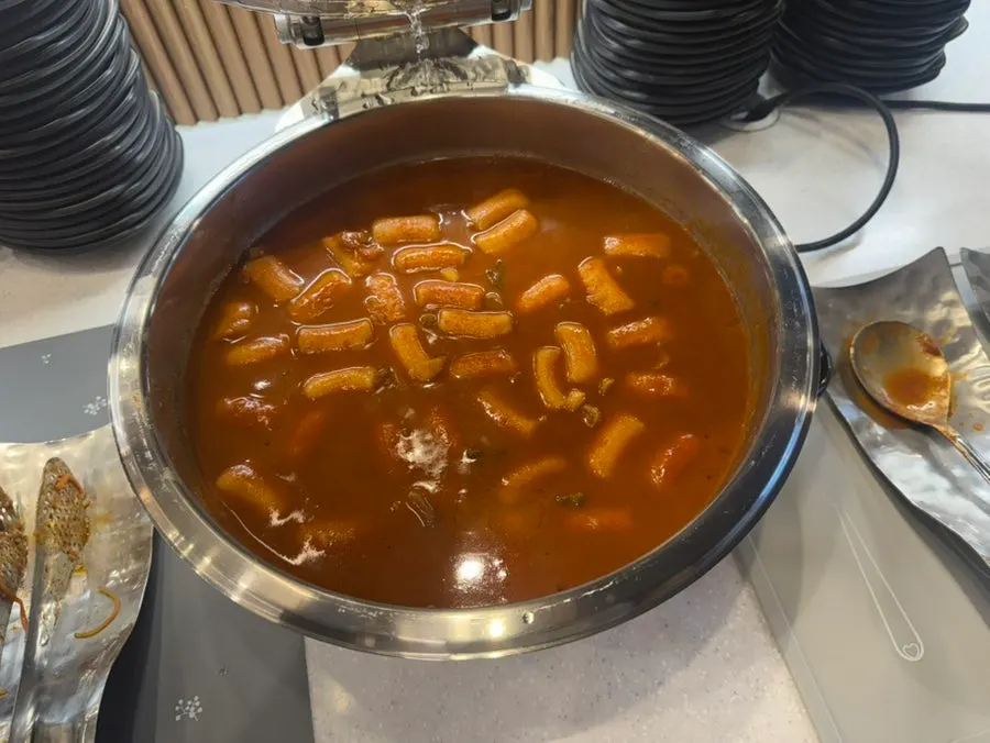 Overall view of the Pyeonbaek Hoegwan Main Branch salad bar