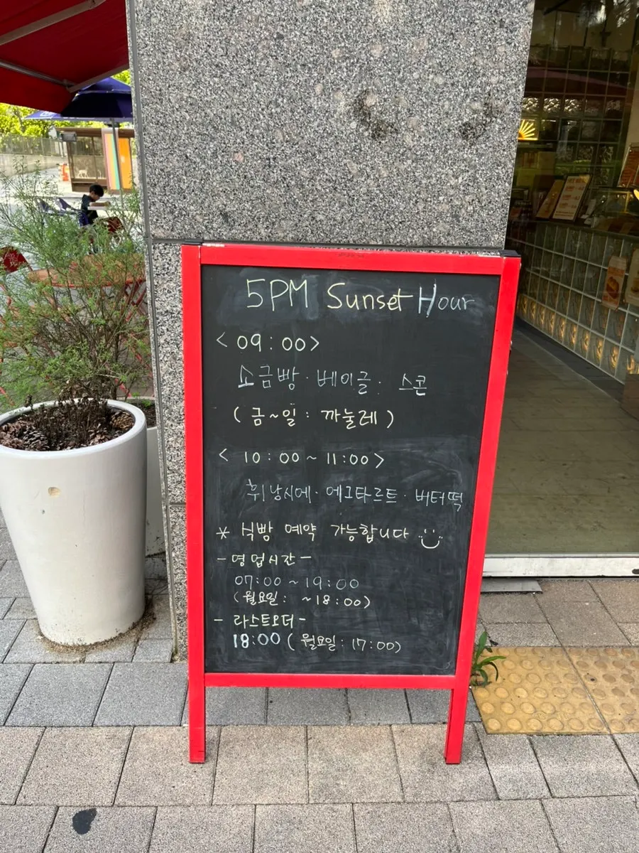 Café entrance on the first floor of the Yeongjong Haneul City KCC Swichen commercial building