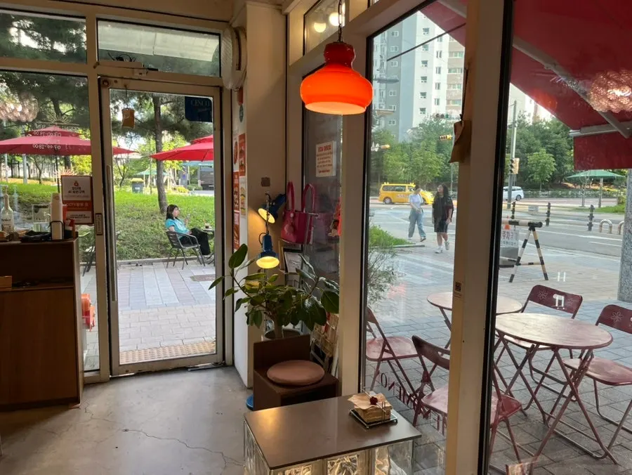 Display of LPs and audio equipment in the café