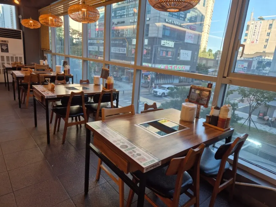 Shabu-shabu seating overlooking Haneul City