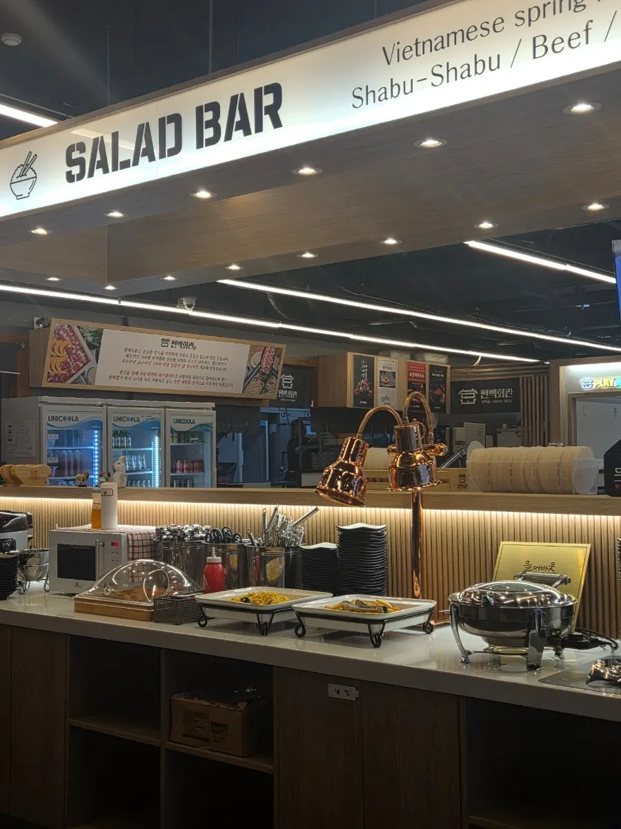 Clean table area in the restaurant