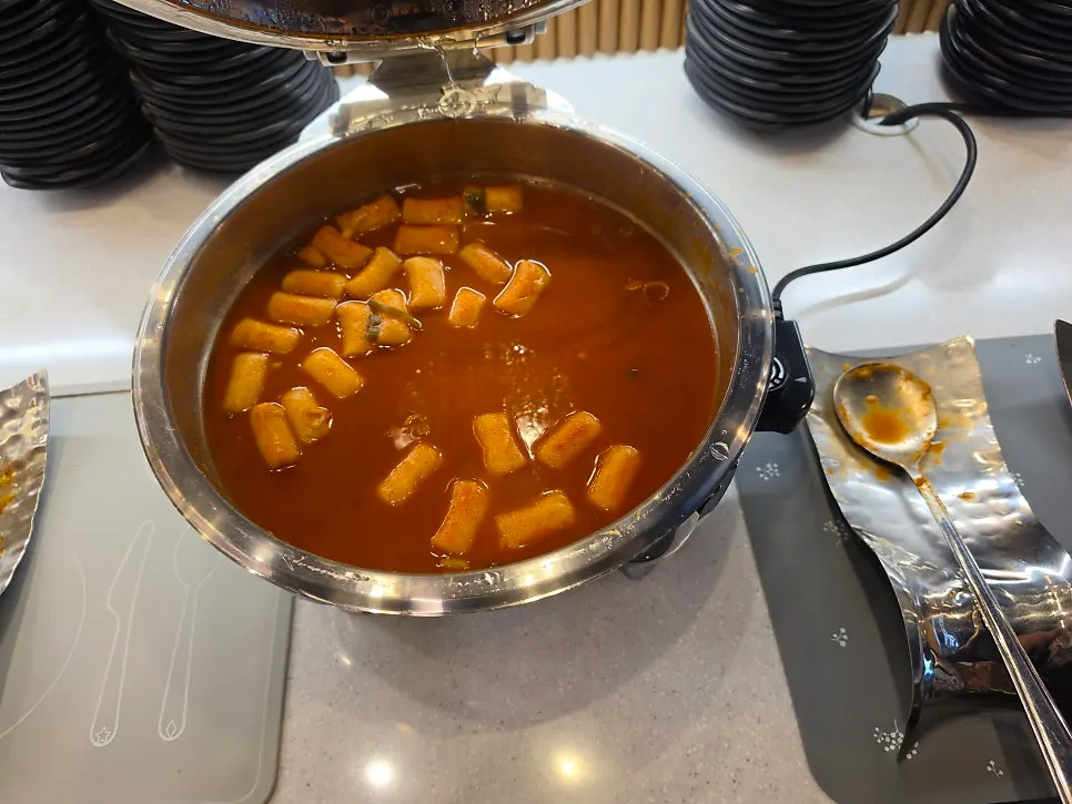 Spaghetti and tteokbokki at the self-service bar