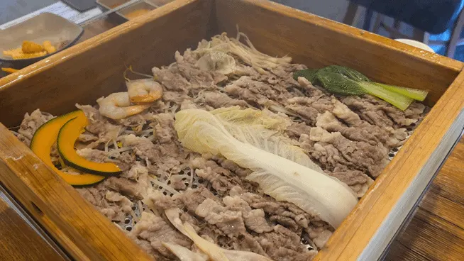Cypress-steamed dish with vegetables and rice paper