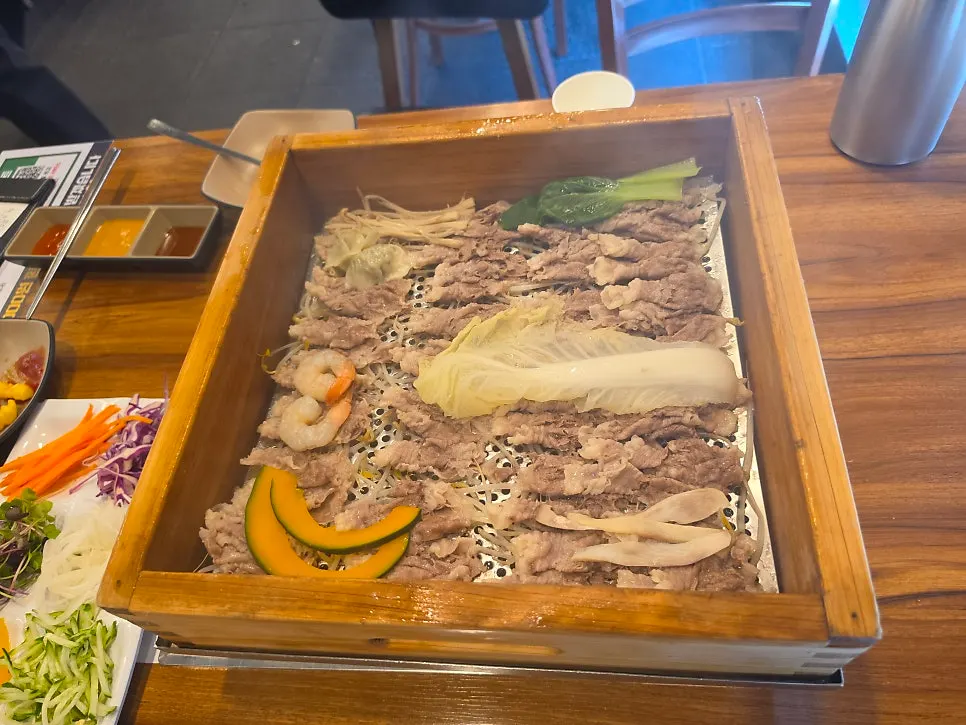 Cypress-steamed dish with meat and vegetables