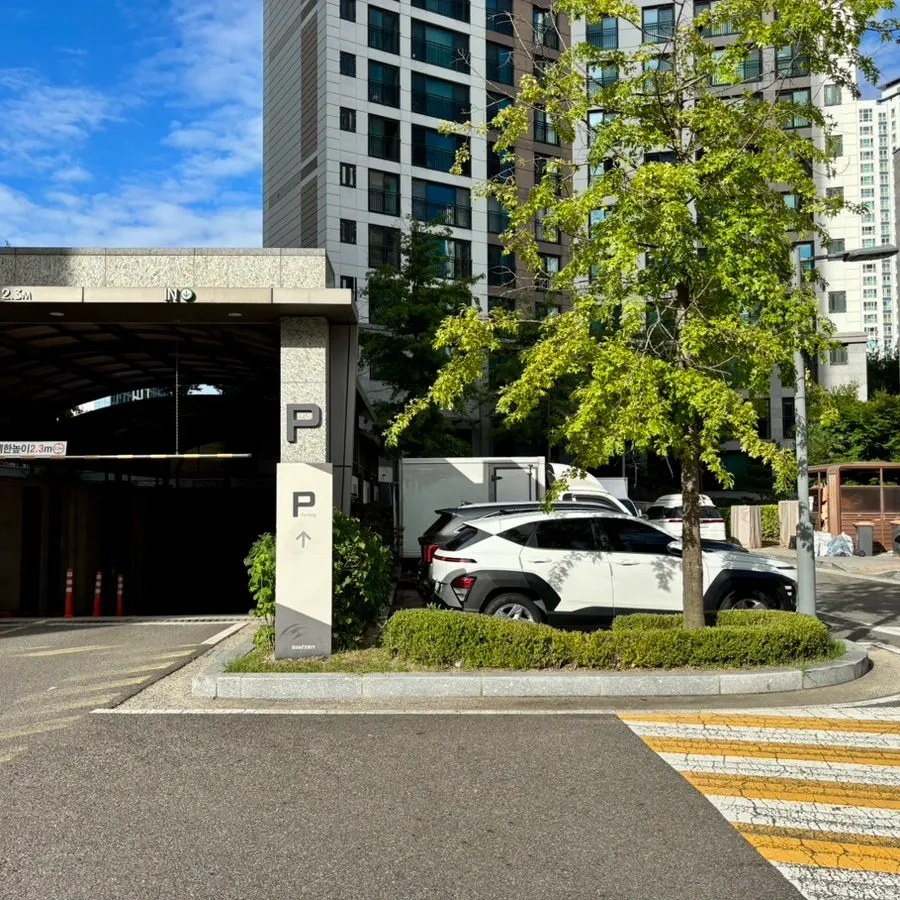 Entrance to the KCC Sweetin commercial building parking lot